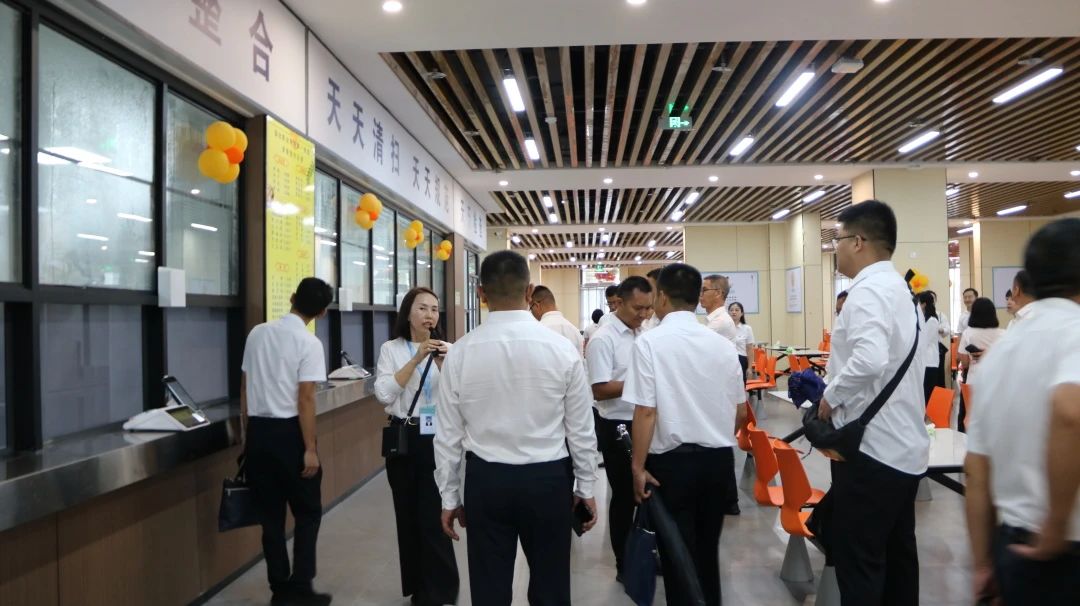 参加临沧市庆祝第40个教师节大会的相关人员到 临沧职业学院参观指导