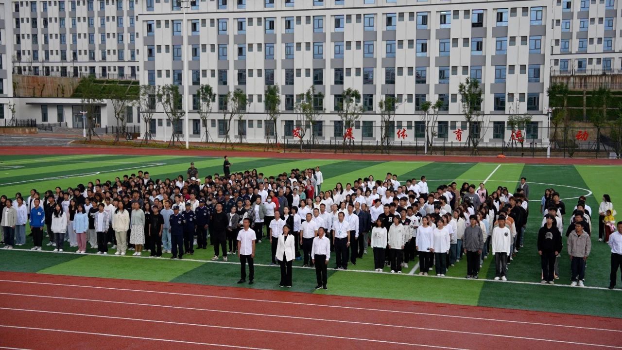 临沧职业学院举行 庆祝中华人民共和国成立75 周年升国旗仪式