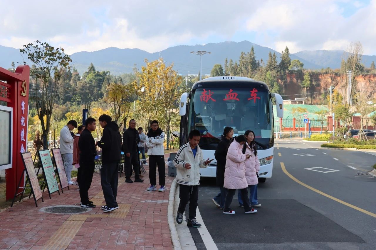 热血汇聚，爱满校园—— 临沧职业学院师生参加无偿献血活动