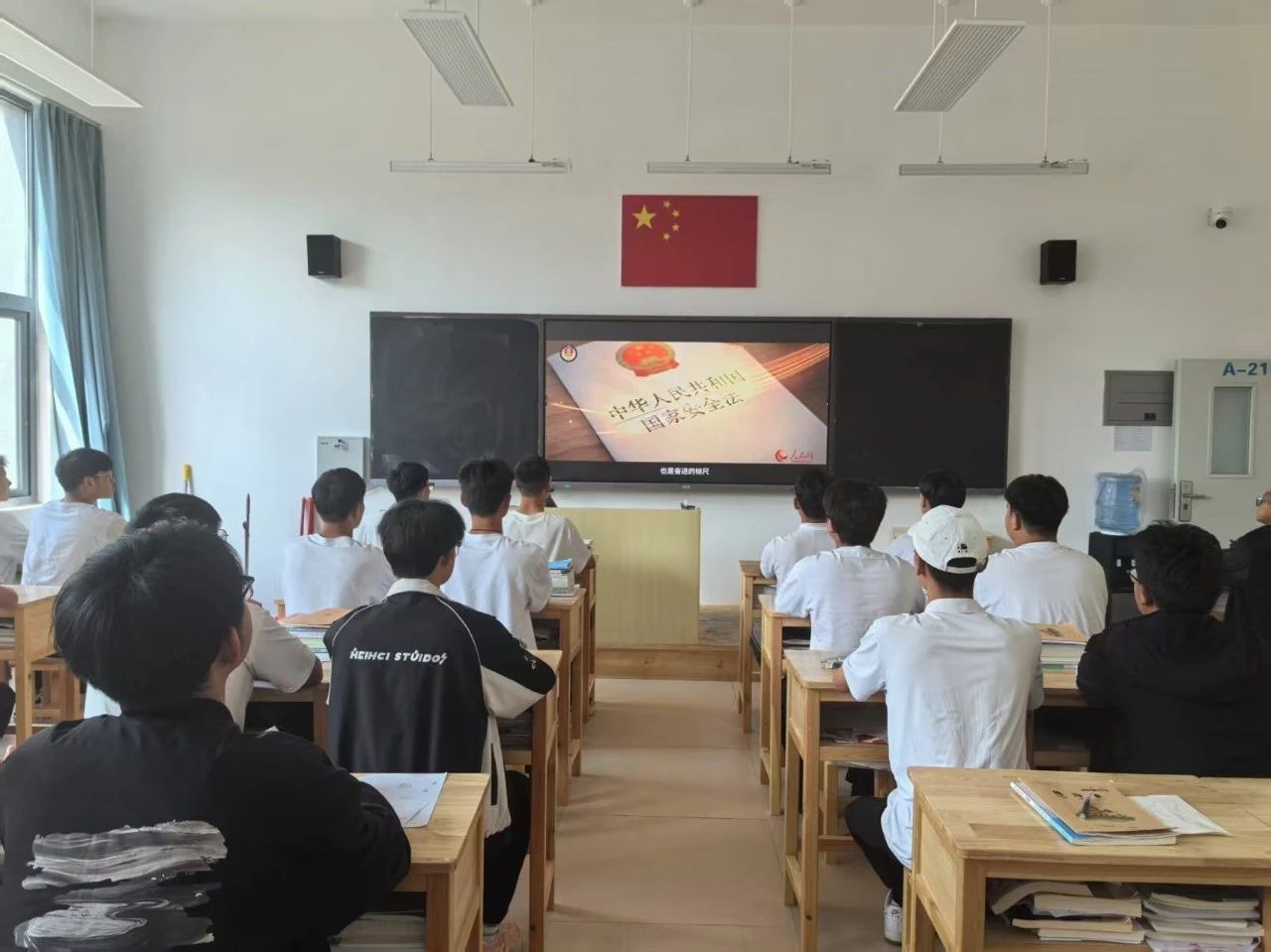 临沧职业学院各团支部开展“国家安全 青春挺膺”主题团日活动