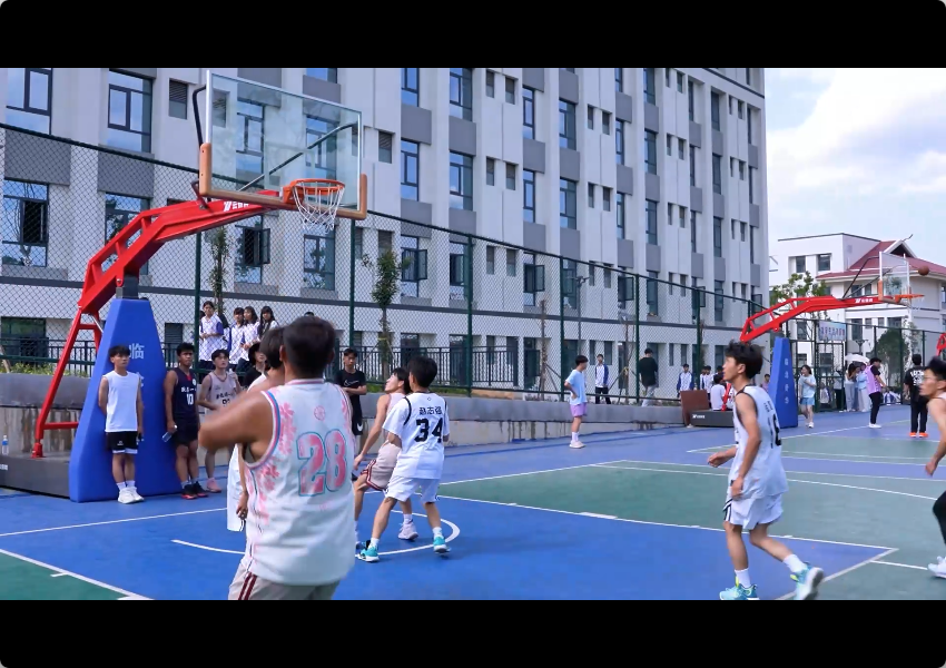 热血行动，篮下青春正当时。临沧职业学院3v3篮球赛火热进行中！