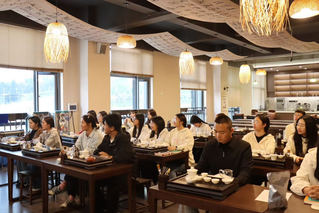临沧职业学院三月读书会如期举行