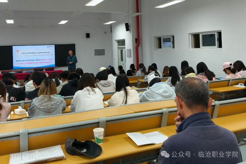 省级高校思政课专家车辚教授到我校听评课